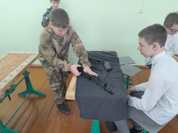 Соревнования по разборке-сборке автомата Калашникова