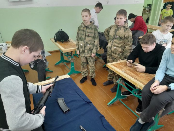 Соревнования по разборке-сборке автомата Калашникова