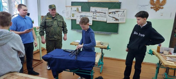 Соревнования по разборке-сборке автомата Калашникова